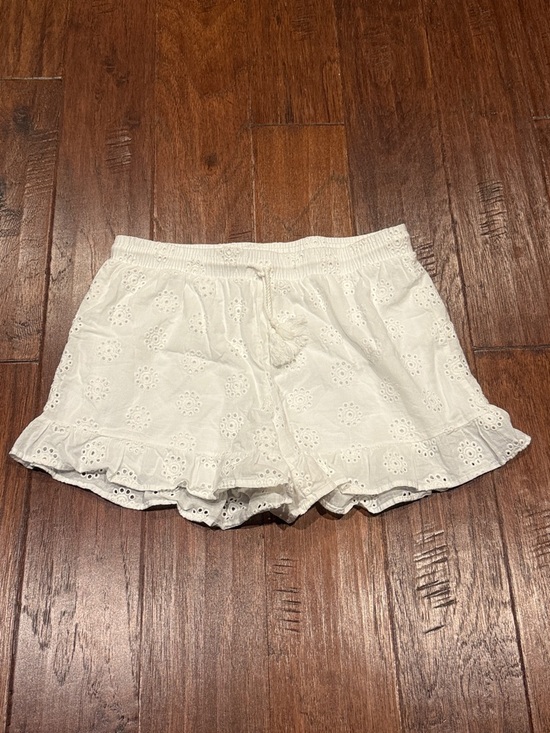 URBAN Romantics Pants - Never Worn! Medium URBAN Romantics White Eyelet Ruffle Shorts Lightweight